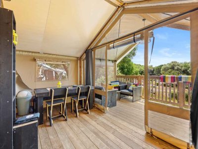 campsite-porto-sole-safaritent-bella-vista-airco-interior-livingroom-i