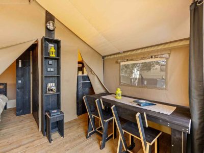 campsite-porto-sole-safaritent-bella-vista-airco-interior-table