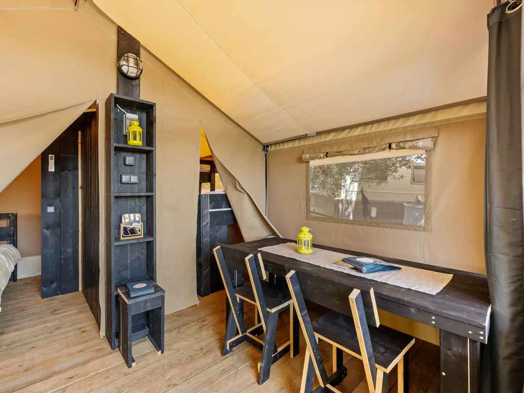 campsite-porto-sole-safaritent-bella-vista-airco-interior-table