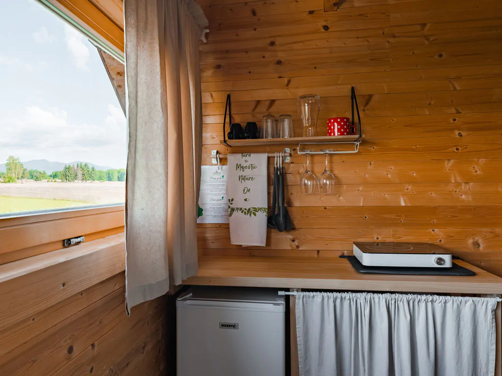kolpa-resort-glaming-exterior-glamping-chalet-his-tub-kitchen