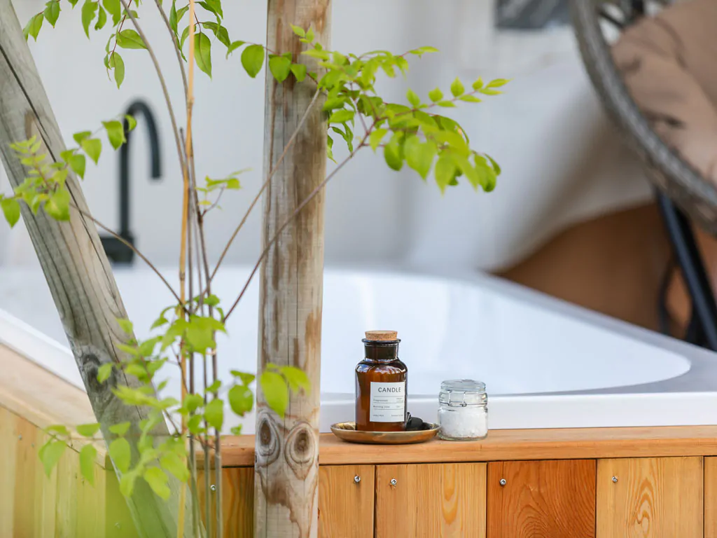 kolpa-resort-glaming-exterior-glamping-chalet-his-tub-terrace-tub