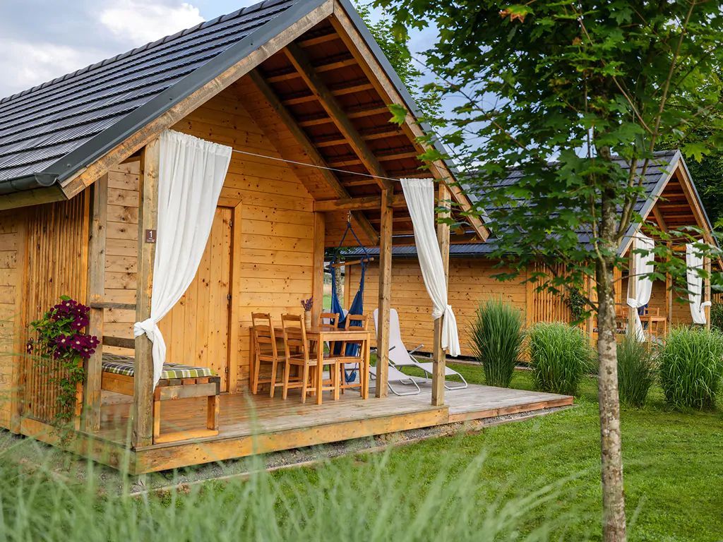 kolpa-resort-glaming-exterior-glamping-front-view-chalet-his-2