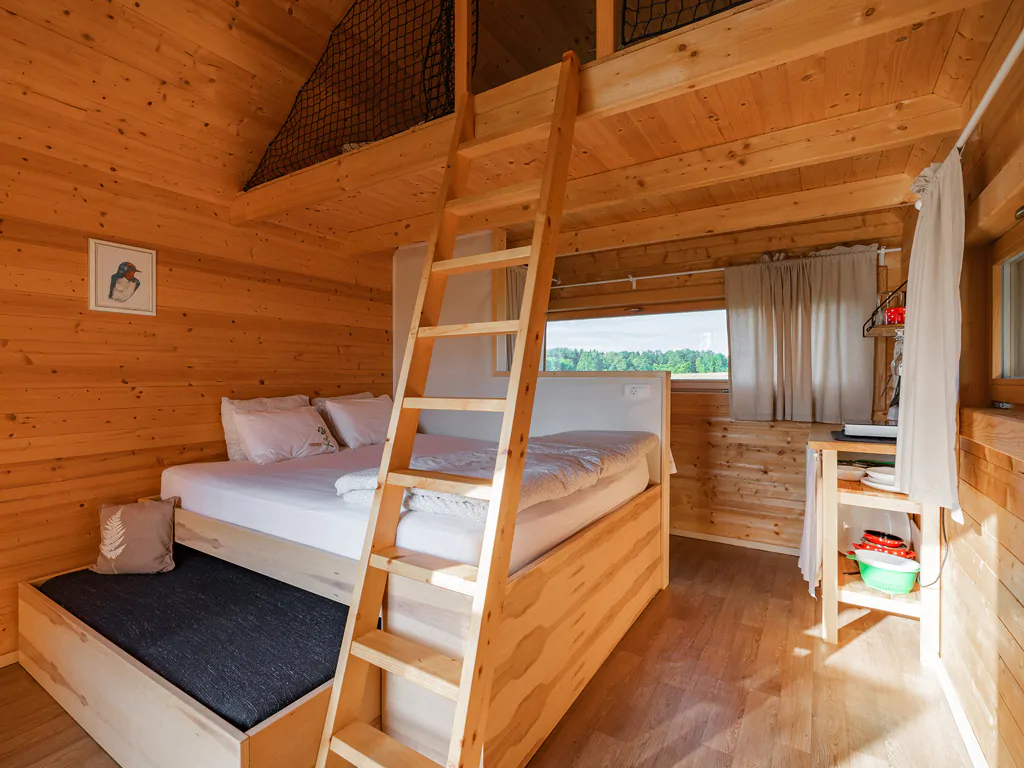 kolpa-resort-glaming-interior-glamping-chalet-his-double-bed-ii-2