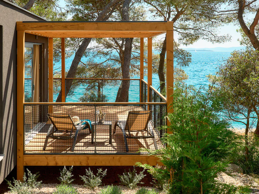 pine-beach-pakostane-mobile-homes-deluxe-seaside-whirlpool-exterior-terrace-sunbeds