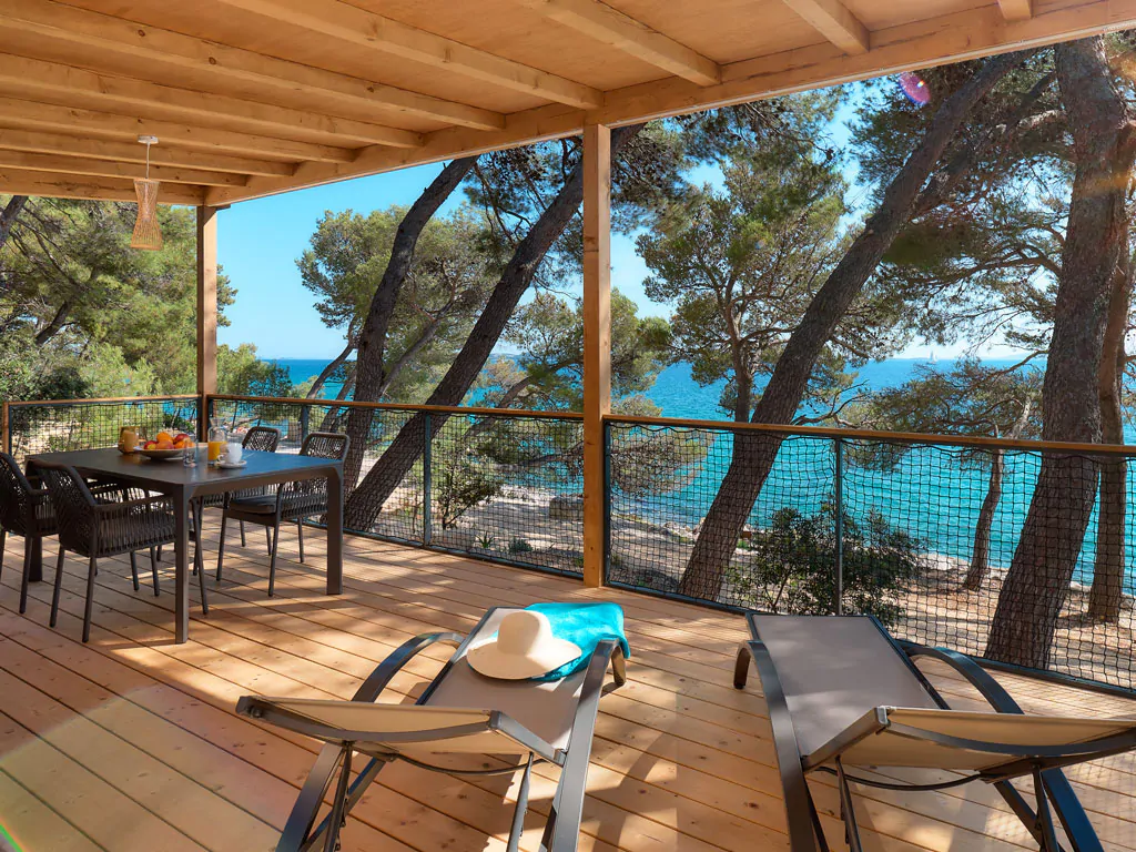 pine-beach-pakostane-mobile-homes-deluxe-seaside-whirlpool-exterior-terrace