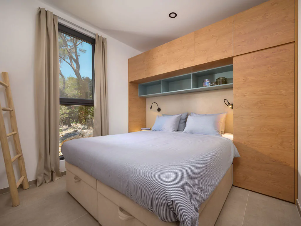 pine-beach-pakostane-mobile-homes-deluxe-seaside-whirlpool-interior-bedroom-double-bed