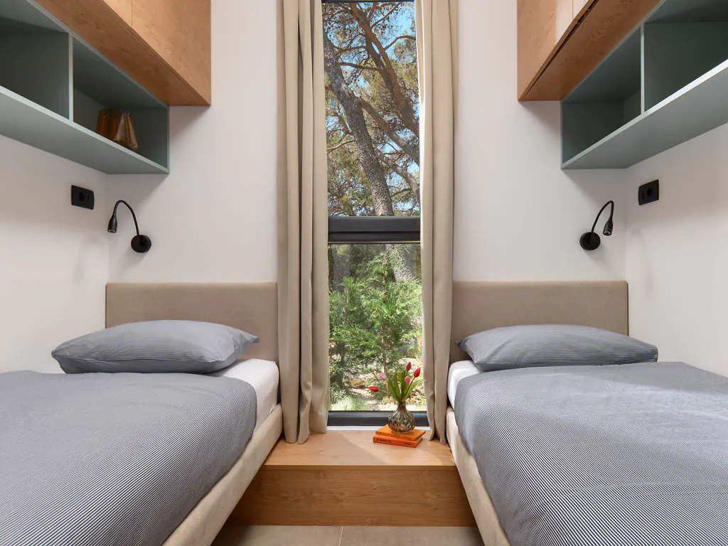 pine-beach-pakostane-mobile-homes-deluxe-seaside-whirlpool-interior-bedroom-single-beds