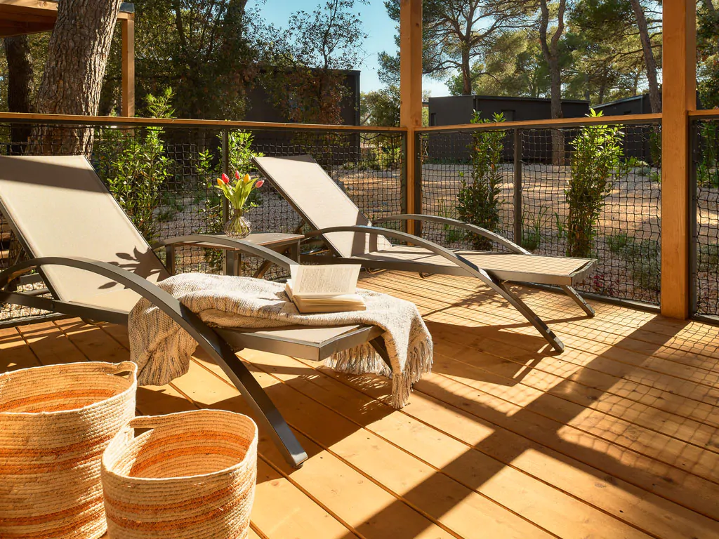 pine-beach-pakostane-mobile-homes-superior-exterior-terrace-sunbeds