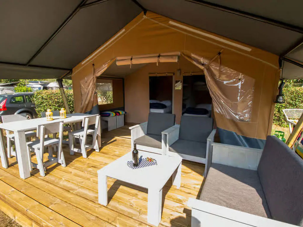 valamar-camping-baska-glamping-tent-safari-tent-comfort-airco-exterior-terrace