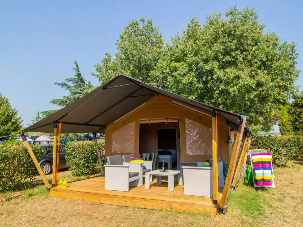 valamar-camping-baska-glamping-tent-safari-tent-comfort-airco-exterior-view-terrace