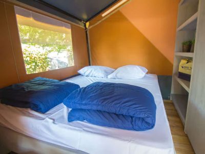valamar-camping-baska-glamping-tent-safari-tent-comfort-airco-interior-bedroom-double-bed