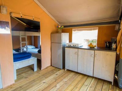 valamar-camping-baska-glamping-tent-safari-tent-comfort-airco-interior-kitchen-view