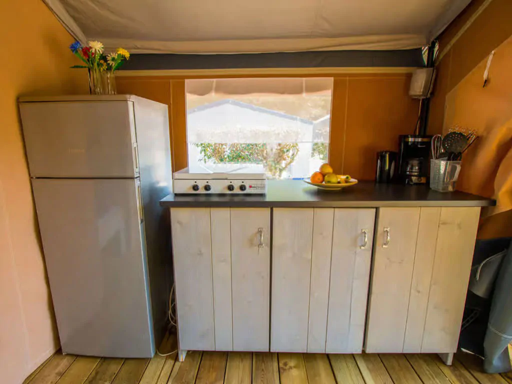 valamar-camping-baska-glamping-tent-safari-tent-comfort-airco-interior-kitchen