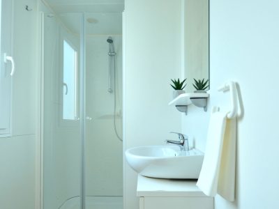 valamar-camping-lanterna-west-coast-new-mobile-home-interior-bathroom