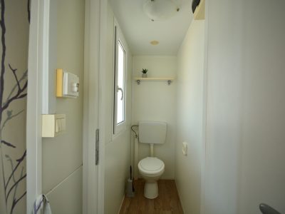 valamar-camping-lanterna-west-coast-new-mobile-home-interior-bathroom-view
