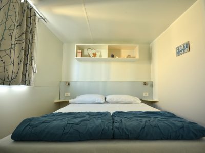 valamar-camping-lanterna-west-coast-new-mobile-home-interior-bedrom-double-bed