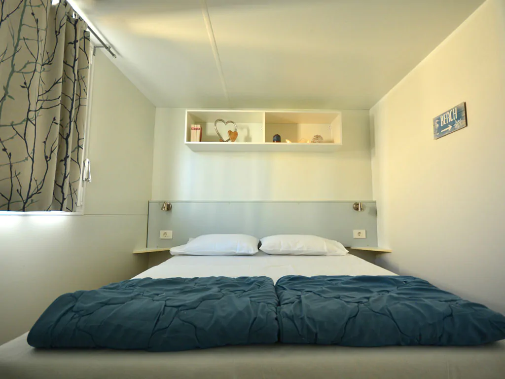 valamar-camping-lanterna-west-coast-new-mobile-home-interior-bedrom-double-bed