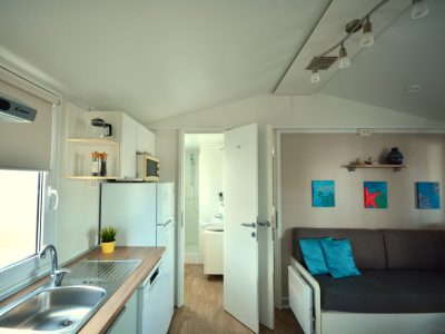 valamar-camping-lanterna-west-coast-new-mobile-home-interior-kitchen