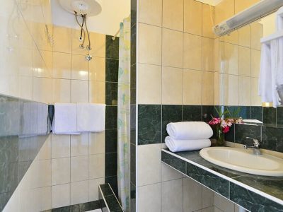 camping-belvedere-vranjica-apartment-bathroom-768x7681