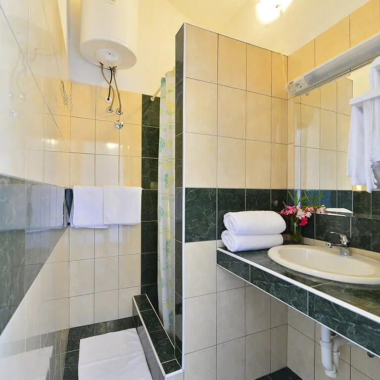 camping-belvedere-vranjica-apartment-bathroom-768x7681-2