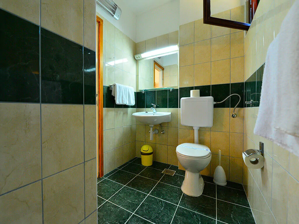 camping-belvedere-vranjica-apartment-bathroom-i3