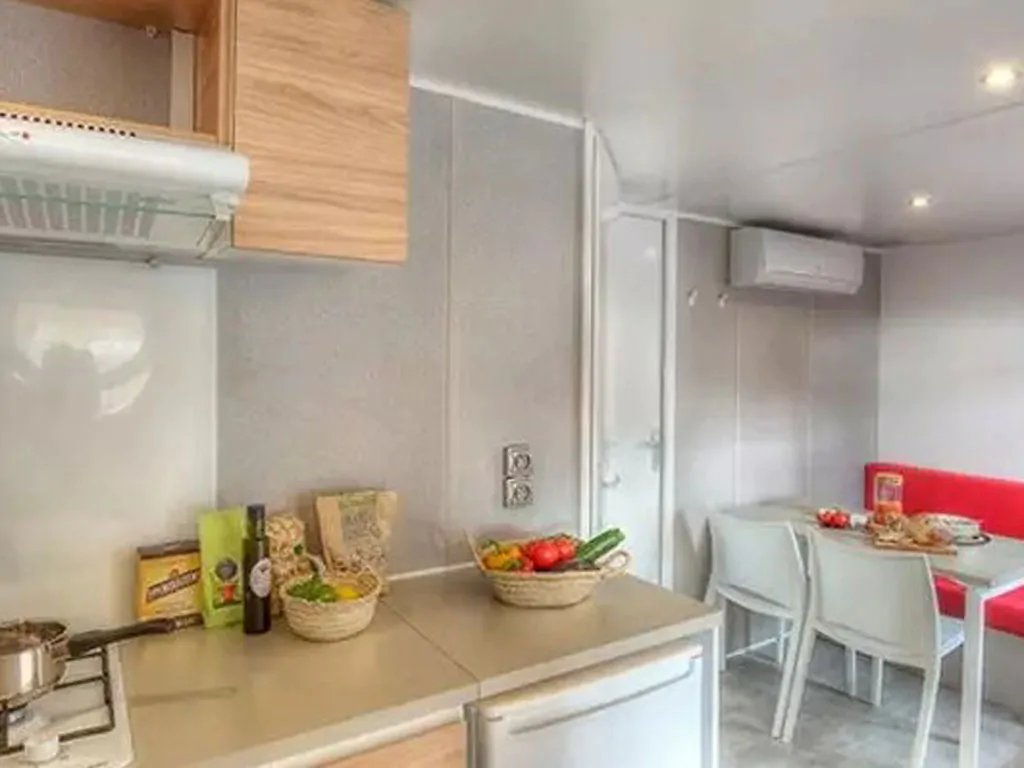 camping-brioni-mobile-home-classic-for-four-persons-interior-kitchen