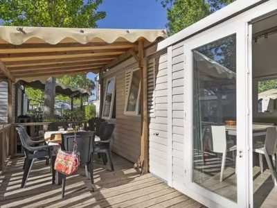 camping-brioni-mobile-home-comfort-six-persons-exterior-terrace