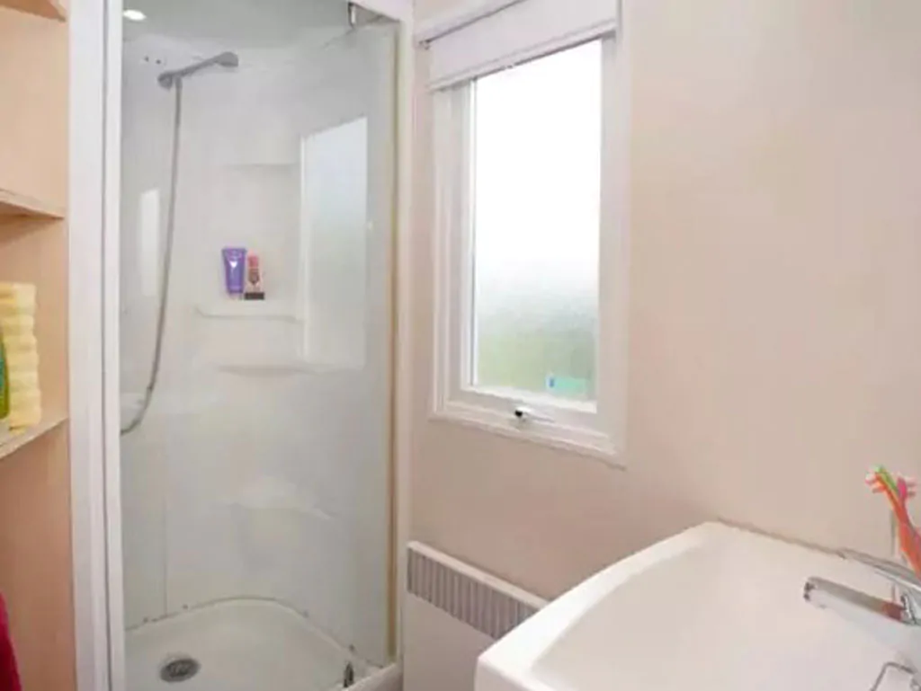 camping-brioni-mobile-home-comfort-six-two-persons-interior-bathroom