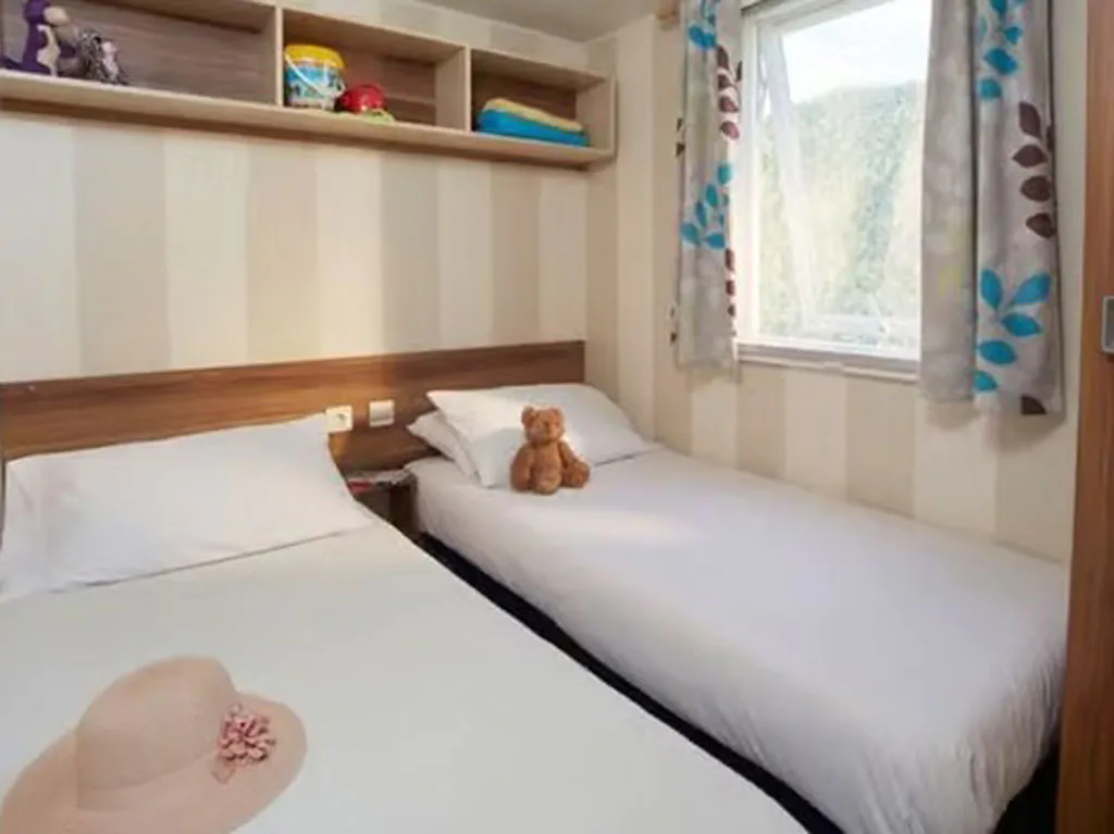 camping-brioni-mobile-home-comfort-six-two-persons-interior-bedroom-single-beds