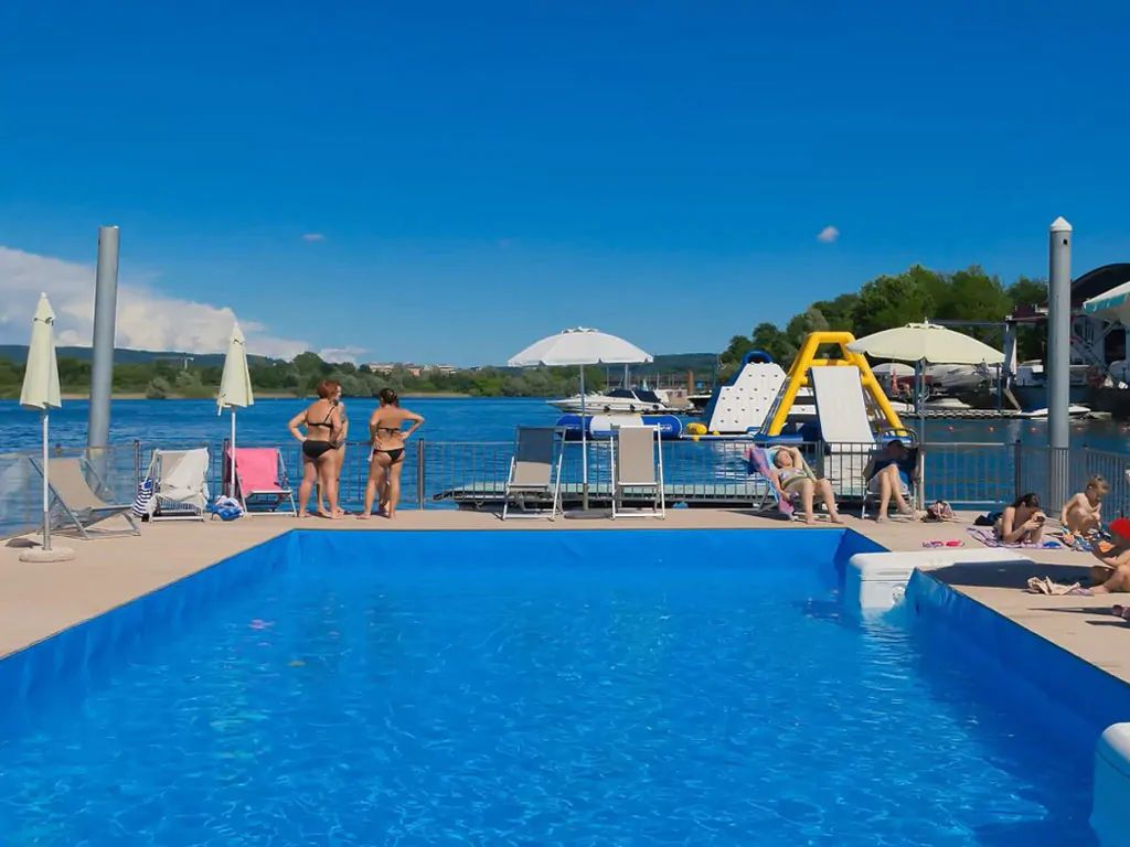 camping-italia-lido-pool-view