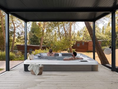 campsite-porton-nature-hideouts-mobile-home-family-jacuzzi-exterior-jacuzzi