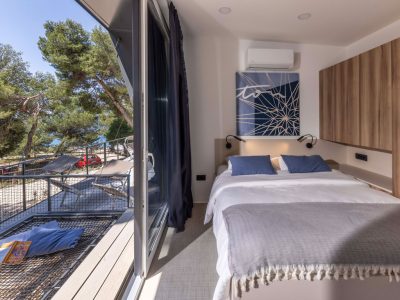 campsite-porton-nature-hideouts-mobile-home-family-jacuzzi-interior-bedroom-double-bed