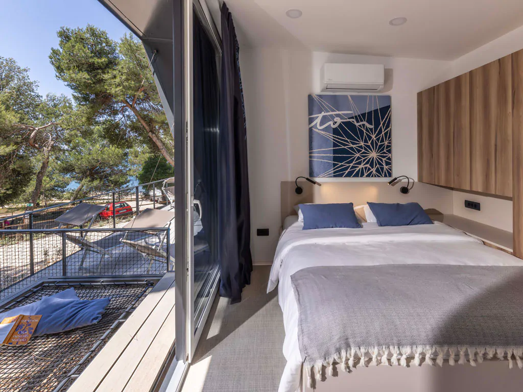 campsite-porton-nature-hideouts-mobile-home-family-jacuzzi-interior-bedroom-double-bed