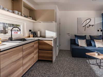 campsite-porton-nature-hideouts-mobile-home-family-jacuzzi-interior-kitchen