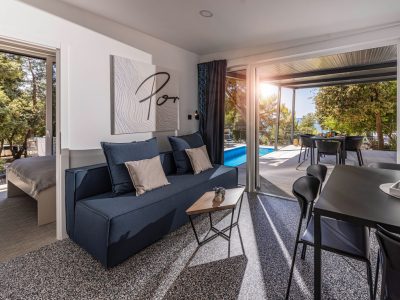 campsite-porton-nature-hideouts-mobile-home-family-jacuzzi-interior-living-area