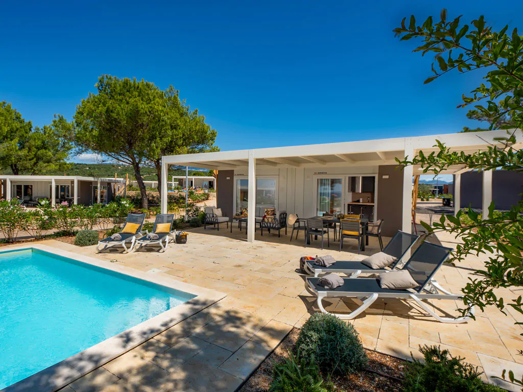 campsite-terra-park-phalaris-mobile-home-lapis-deluxe-holiday-home-pool-exterior-terrace