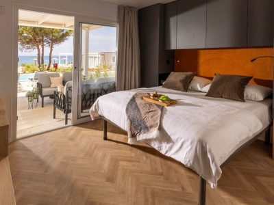 campsite-terra-park-phalaris-mobile-home-lapis-deluxe-holiday-home-pool-interior-bedroom