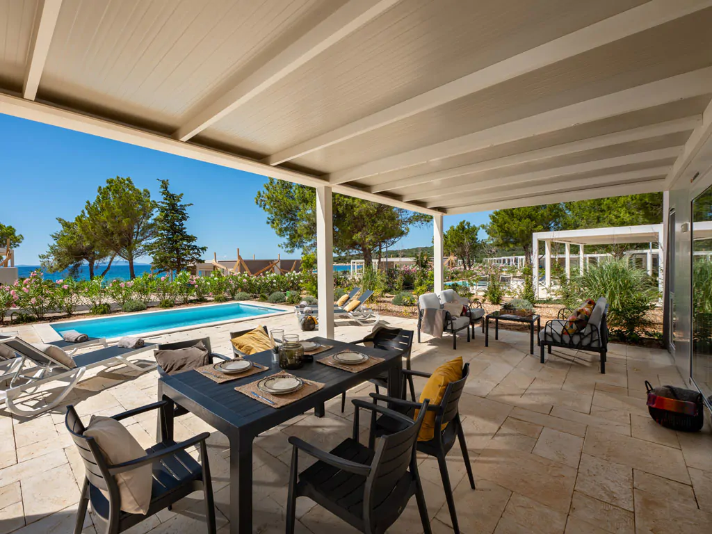 campsite-terra-park-phalaris-mobile-home-lapis-premium-holiday-home-pool-exterior-terrace