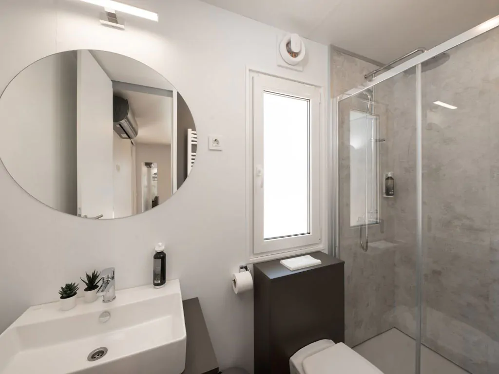 campsite-terra-park-phalaris-mobile-home-lapis-premium-holiday-home-pool-interior-bathroom
