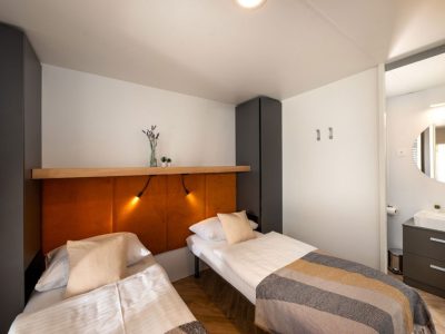 campsite-terra-park-phalaris-mobile-home-lapis-premium-holiday-home-pool-interior-singlebeds