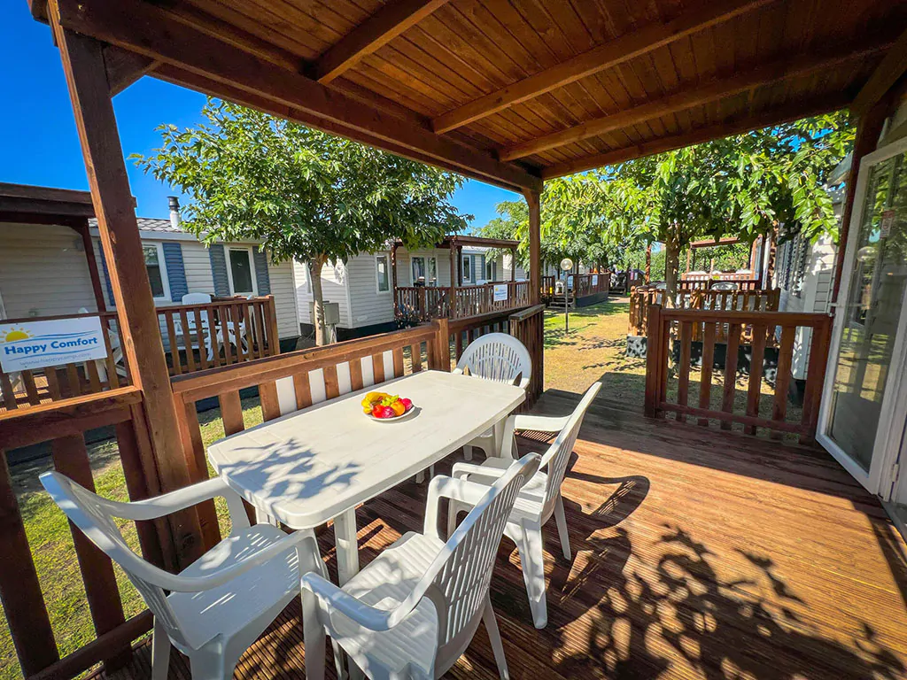 happy-comfort-mobile-home-exterier-terace-fruit