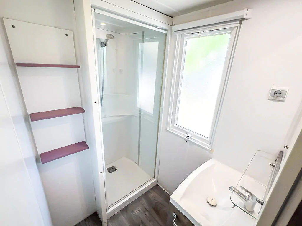happy-comfort-mobile-home-interier-bathroom