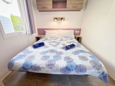 happy-comfort-mobile-home-interier-double-bed