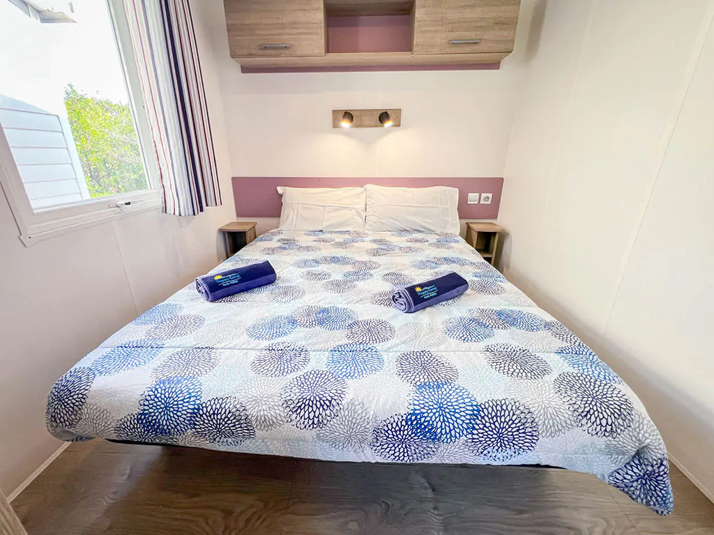 happy-comfort-mobile-home-interier-double-bed