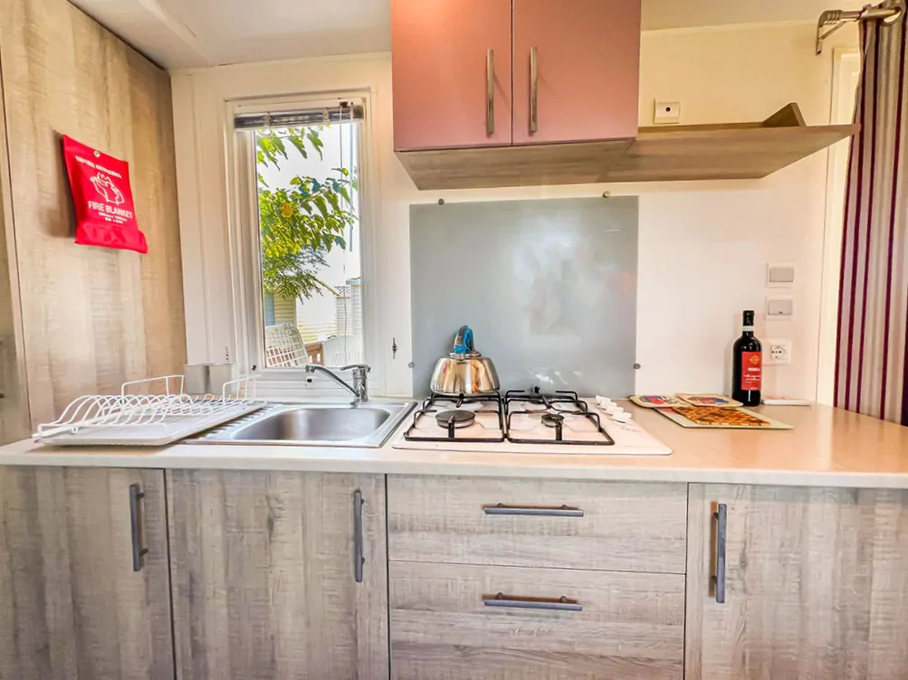 happy-comfort-mobile-home-interier-kitchen