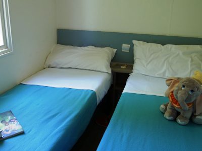 happy-comfort-mobile-home-interier-single-beds-children