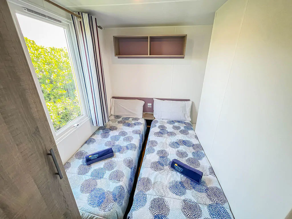 happy-comfort-mobile-home-interier-single-beds