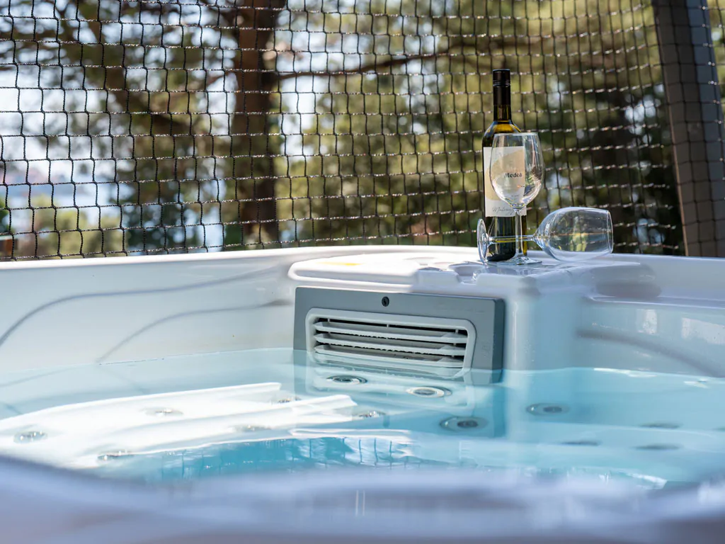 porton-nature-hideouts-mobilehome-family-holiday-home-jacuzzi-exterior-jacuzzi