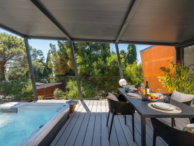porton-nature-hideouts-mobilehome-family-holiday-home-jacuzzi-exterior-terrace-jacuzzi