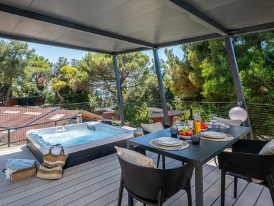 porton-nature-hideouts-mobilehome-family-holiday-home-jacuzzi-exterior-terrace-jacuzzi-table